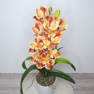 Cymbidium orchidea dekoráció kerámia kaspóban-narancs - otthon & életmód - dekoráció - asztal és polc dekoráció - asztaldísz - Meska.hu