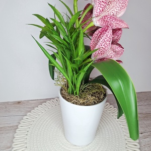 Cymbidium orchidea dekoráció kerámia kaspóban-mályva - otthon & életmód - dekoráció - asztal és polc dekoráció - asztaldísz - Meska.hu