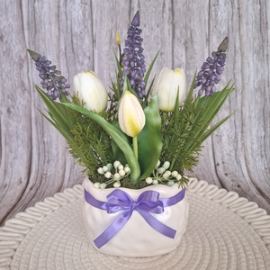 Tavaszi tulipános dísz II., Otthon & Életmód, Dekoráció, Asztal és polc dekoráció, Asztaldísz, Virágkötés, Tavaszi dísz élethű tulipánokkal és gyöngyikékkel.Kerámia kaspóba készült.
Mérete kb. 24x28cm.
Kérh..., MESKA