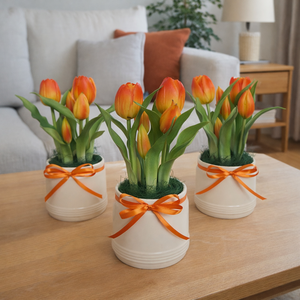 Élethű tulipánok kerámia kaspóban-narancs, Otthon & Életmód, Dekoráció, Asztal és polc dekoráció, Asztaldísz, , Élethű,gumis tulipánok krém színű kerámia kaspóban.
A masni levehető.Választható hozzá a negyedik k..., MESKA