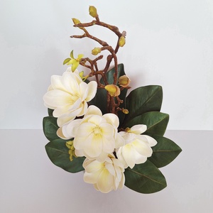 Magnólia asztaldísz-krém II. - otthon & életmód - virágdekoráció - virágdíszek - virágdísz kaspóban - Meska.hu