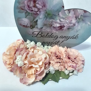 Anyák napi szív tábla selyemvirágokkal díszítve - otthon & életmód - virágdekoráció - virágdíszek - asztali virágdísz - Meska.hu