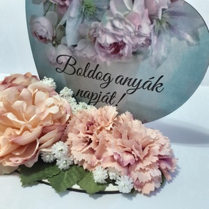 Anyák napi szív tábla selyemvirágokkal díszítve - otthon & életmód - virágdekoráció - virágdíszek - asztali virágdísz - Meska.hu