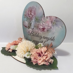 Anyák napi szív tábla selyemvirágokkal díszítve - otthon & életmód - virágdekoráció - virágdíszek - asztali virágdísz - Meska.hu