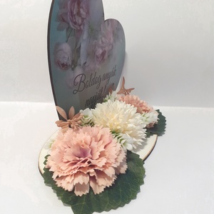 Anyák napi szív tábla selyemvirágokkal díszítve - otthon & életmód - virágdekoráció - virágdíszek - asztali virágdísz - Meska.hu