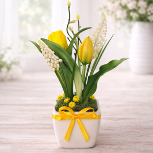 Élethű tulipánok kerámia kaspóban-sárga masnis - Meska.hu