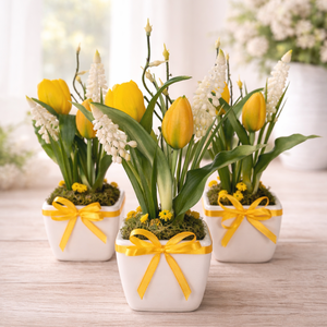 Élethű tulipánok kerámia kaspóban-sárga masnis - otthon & életmód - virágdekoráció - virágdíszek - virágdísz kaspóban - Meska.hu