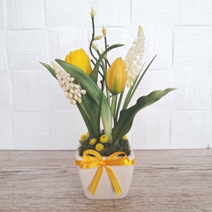 Élethű tulipánok kerámia kaspóban-sárga masnis - otthon & életmód - virágdekoráció - virágdíszek - virágdísz kaspóban - Meska.hu