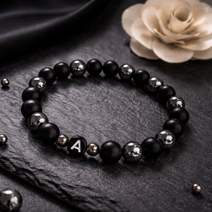 Ónix és hematit ásvány karkötő betűvel, Ékszer, Karkötő, Gyöngyös karkötő, Ékszerkészítés, MESKA