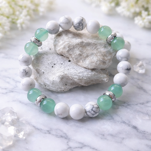 Howlit- Aventurin ásvány karkötő, Ékszer, Karkötő, Gyöngyös karkötő, Ékszerkészítés, Rugalmas gumis damilra fűzve, 8mm-es ásványgyöngyökből és nemesacél köztesekből készült.Mérete vála..., MESKA