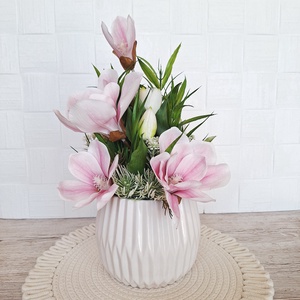 Tavaszi asztaldísz tulipánokkal és magnóliákkal - otthon & életmód - dekoráció - asztal és polc dekoráció - asztaldísz - Meska.hu