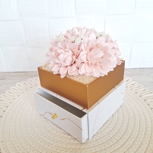 Kalap virágbox ballagásra - otthon & életmód - virágdekoráció - virágok - virágbox - Meska.hu