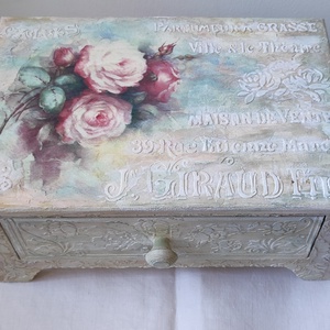 Gyönyörű dombor mintákkal díszített, lábakon álló fiókos doboz, tároló, Ékszer, Ékszertartó, Ékszerdoboz, Decoupage, transzfer és szalvétatechnika, Famegmunkálás, MESKA