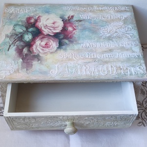 Gyönyörű dombor mintákkal díszített, lábakon álló fiókos doboz, tároló - ékszer - ékszertartó - ékszerdoboz - Meska.hu