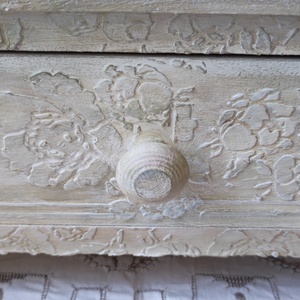 Gyönyörű dombor mintákkal díszített, lábakon álló fiókos doboz, tároló - ékszer - ékszertartó - ékszerdoboz - Meska.hu