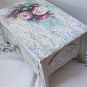 Gyönyörű dombor mintákkal díszített, lábakon álló fiókos doboz, tároló - ékszer - ékszertartó - ékszerdoboz - Meska.hu