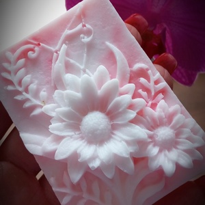 Virág mintás natúr szappan egy kis pirossal, Szépségápolás, Szappan & Fürdés, Kézműves szappan, , MESKA