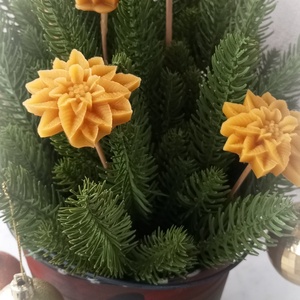 Apró mikulás virág szárral méhviaszból  - Meska.hu