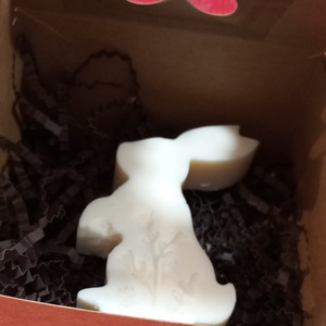 Díszcsomagolásban nyuszi alakú méhviaszos szappan  - szépségápolás - szappan & fürdés - kézműves szappan - Meska.hu