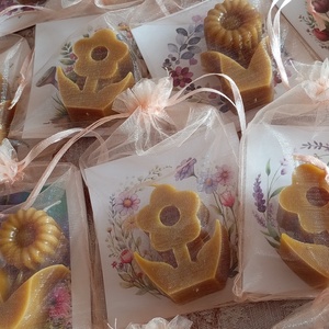 Organza tasakban méhviasz gyertya kísérő kártyával  - kellékek & szerszámok - dekorációs kellékek - dekorációs gyertya - Meska.hu