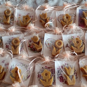 Organza tasakban méhviasz gyertya kísérő kártyával  - kellékek & szerszámok - dekorációs kellékek - dekorációs gyertya - Meska.hu