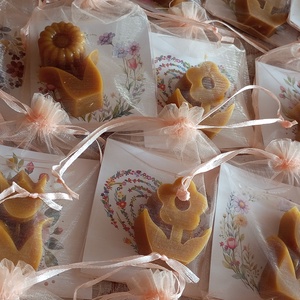 Organza tasakban méhviasz gyertya kísérő kártyával  - kellékek & szerszámok - dekorációs kellékek - dekorációs gyertya - Meska.hu