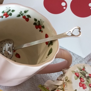 Epres ajándék csomag , Élelmiszer, Tea, , Az ajándék táska tartalma:
Egy epres bögre 
Egy méhviasz gyertya 
Egy epres citromfűves sült tea
Eg..., MESKA