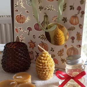 Őszi méhviaszos ajándék csomag , Otthon & Életmód, Gyertya, illat, aroma, Mécses és mécsestartó, , Az ajándék táska tartalma:
Egy toboz alakú üvegből készült mécsestartó 3 db méhviaszból készült tea..., MESKA