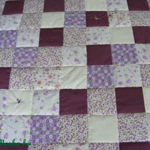 Lila patchwork takaró 11x11cm-es kockákból, falvédőnek is alk. - otthon & életmód - lakástextil - falvédő - Meska.hu