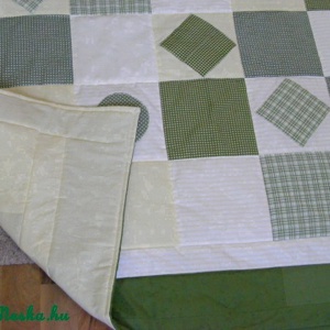 Zöld kockás patchwork takaró 18x18cm-es kockákból, falvédőnek is alk. - otthon & lakás - lakástextil - ágytakaró - Meska.hu