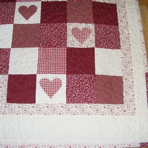 patchwork takaró apró kockákból, szívecskékkel diszítve, country stílusban - otthon & életmód - lakástextil - ágytakaró - Meska.hu