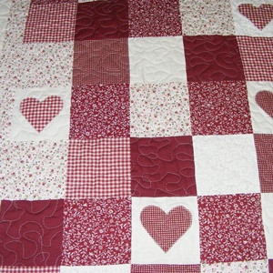 patchwork takaró apró kockákból, szívecskékkel diszítve, country stílusban - otthon & életmód - lakástextil - ágytakaró - Meska.hu