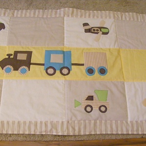 patchwork takaró, falvédő járművekkel, traktor, repülő - otthon & lakás - babaszoba, gyerekszoba - falvédő gyerekszobába - Meska.hu