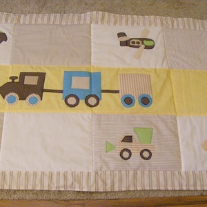 patchwork takaró, falvédő járművekkel, traktor, repülő - otthon & életmód - babaszoba, gyerekszoba - falvédő gyerekszobába - Meska.hu