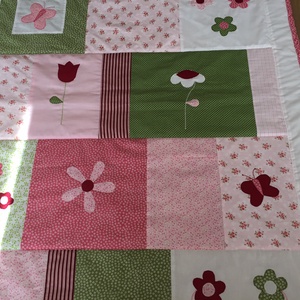  Rózsaszín-zöld patchwork takaró, falvédő, virág pillangó diszítéssel - otthon & lakás - lakástextil - Meska.hu