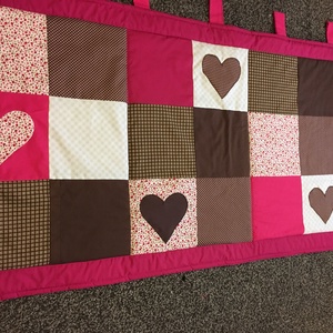  Patchwork falvédő, takaró pink-sötétbarna,  szívecske diszítéssel - otthon & életmód - babaszoba, gyerekszoba - falvédő gyerekszobába - Meska.hu