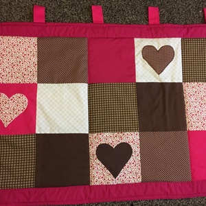  Patchwork falvédő, takaró pink-sötétbarna,  szívecske diszítéssel - otthon & életmód - babaszoba, gyerekszoba - falvédő gyerekszobába - Meska.hu
