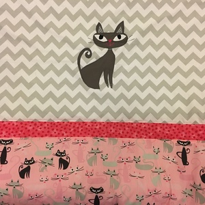Patchwork  takaró, chevron mintával falvédő, takaró cica minta  - otthon & életmód - babaszoba, gyerekszoba - falvédő gyerekszobába - Meska.hu
