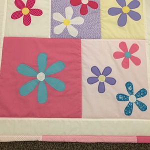 Patchwork takaró, falvédőnek is alkalmas, virág diszítéssel - otthon & életmód - babaszoba, gyerekszoba - babatakaró, gyerek pléd - Meska.hu