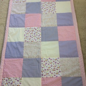 patchwork takaró falvédő pillangókkal lányoknak kockákból - otthon & életmód - babaszoba, gyerekszoba - babatakaró, gyerek pléd - Meska.hu