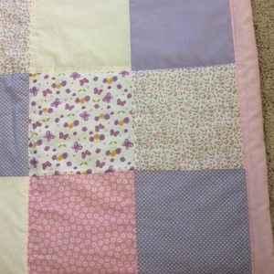 patchwork takaró falvédő pillangókkal lányoknak kockákból - otthon & életmód - babaszoba, gyerekszoba - babatakaró, gyerek pléd - Meska.hu
