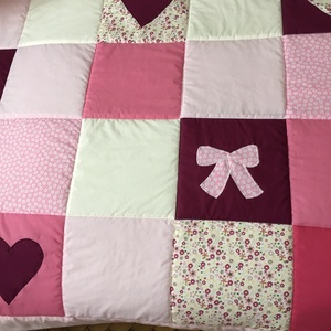 Patchwork takaró, falvédő pink-rózsaszín masnival és szívecskével - otthon & életmód - babaszoba, gyerekszoba - falvédő gyerekszobába - Meska.hu