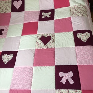 Patchwork takaró, falvédő pink-rózsaszín masnival és szívecskével, Otthon & Életmód, Babaszoba, gyerekszoba, Falvédő gyerekszobába, Patchwork, foltvarrás, MESKA