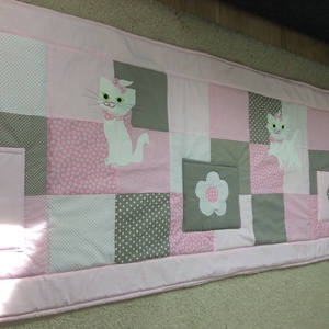 Cicás patchwork falvédő zsebekkel - otthon & életmód - babaszoba, gyerekszoba - falvédő gyerekszobába - Meska.hu