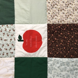 Zöld kockás patchwork takaró kockákból, falvédőnek is alk. szívecskékkel - otthon & életmód - lakástextil - felnőtt takaró, pléd - Meska.hu