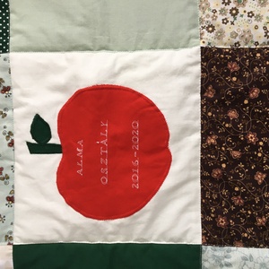 Zöld kockás patchwork takaró kockákból, falvédőnek is alk. szívecskékkel - otthon & életmód - lakástextil - felnőtt takaró, pléd - Meska.hu