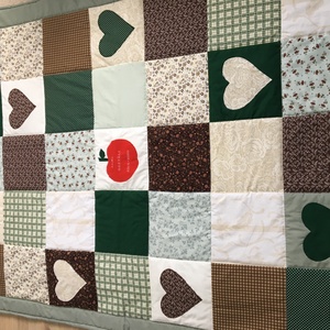 Zöld kockás patchwork takaró kockákból, falvédőnek is alk. szívecskékkel - otthon & életmód - lakástextil - felnőtt takaró, pléd - Meska.hu