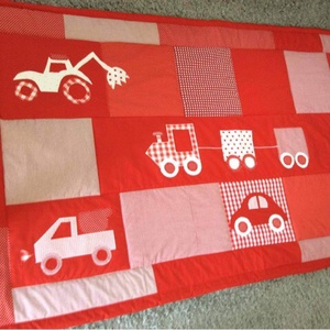 Járműves patchwork  takaró, piros-fehér falvédőnek is megfelel,  - otthon & életmód - babaszoba, gyerekszoba - falvédő gyerekszobába - Meska.hu