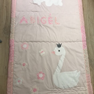 Baba takaró hattyúval rózsaszín, patchwork takaró, falvédőnek is alk., Otthon & Életmód, Lakástextil, Ágytakaró, Varrás, Patchwork, foltvarrás, MESKA