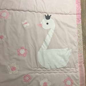 Baba takaró hattyúval rózsaszín, patchwork takaró, falvédőnek is alk. - otthon & életmód - lakástextil - ágytakaró - Meska.hu
